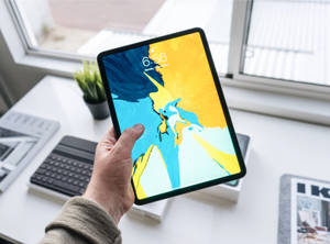 Човек държащ Apple iPad Pro — iPad Mini Тапет
