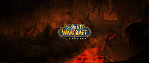 Ултрашироко заглавие на World of Warcraft в центъра на огнена скалиста тъмница.